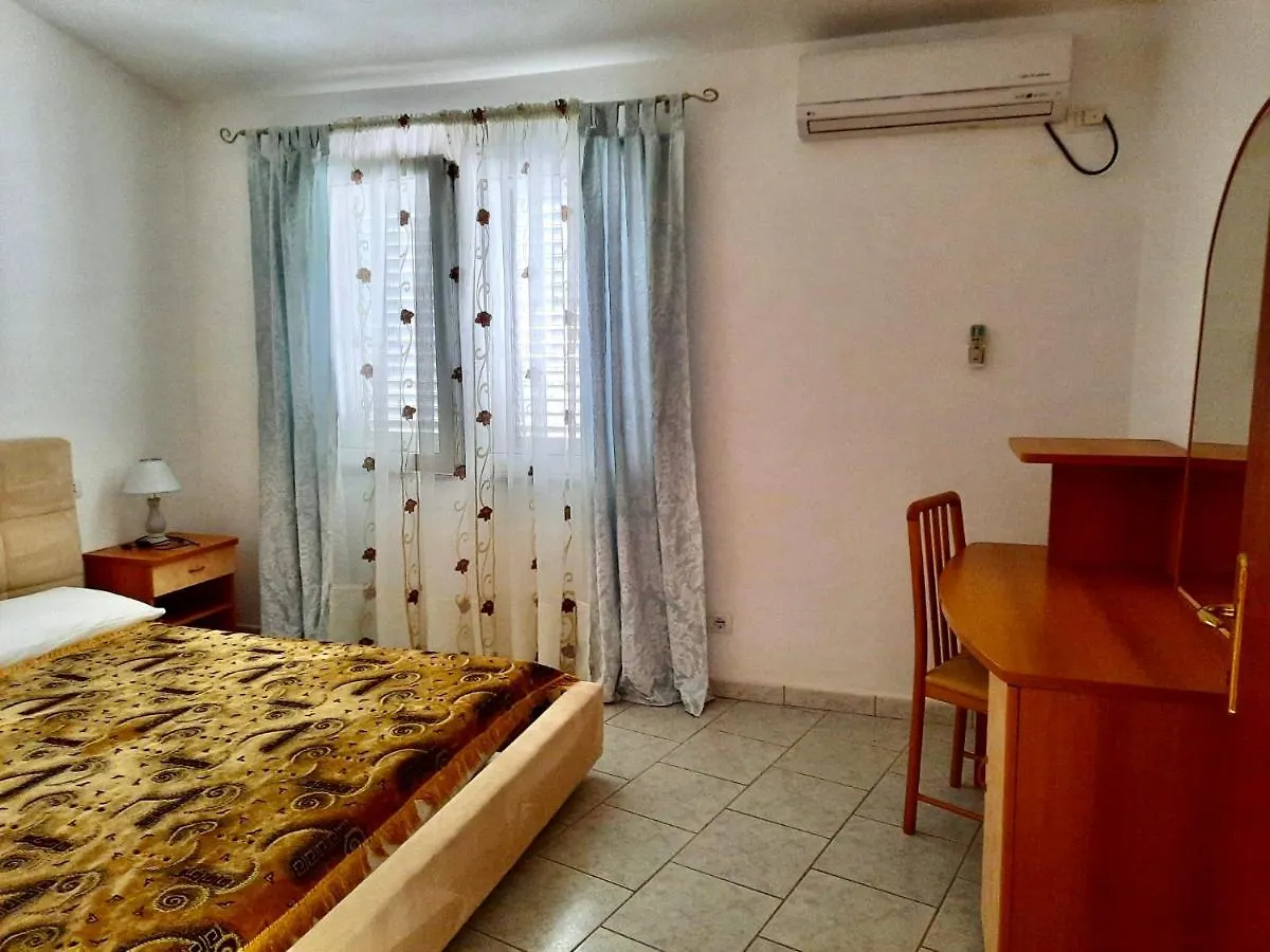 L'Oasi Di Chia Bed & Breakfast