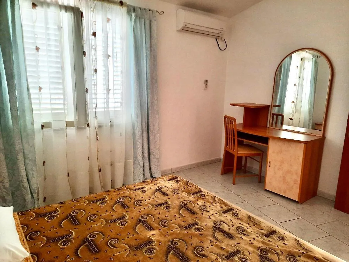 L'Oasi Di Chia Bed & Breakfast